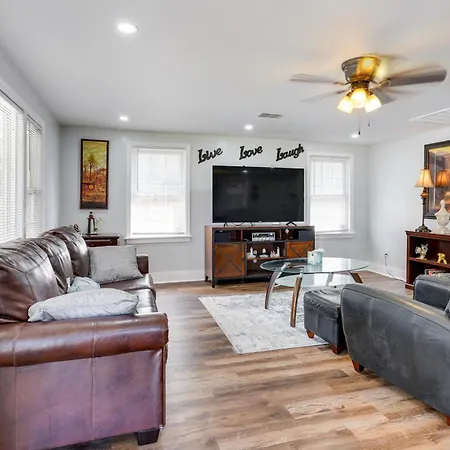 Pet-Friendly Charleston Home Near Dtwn!